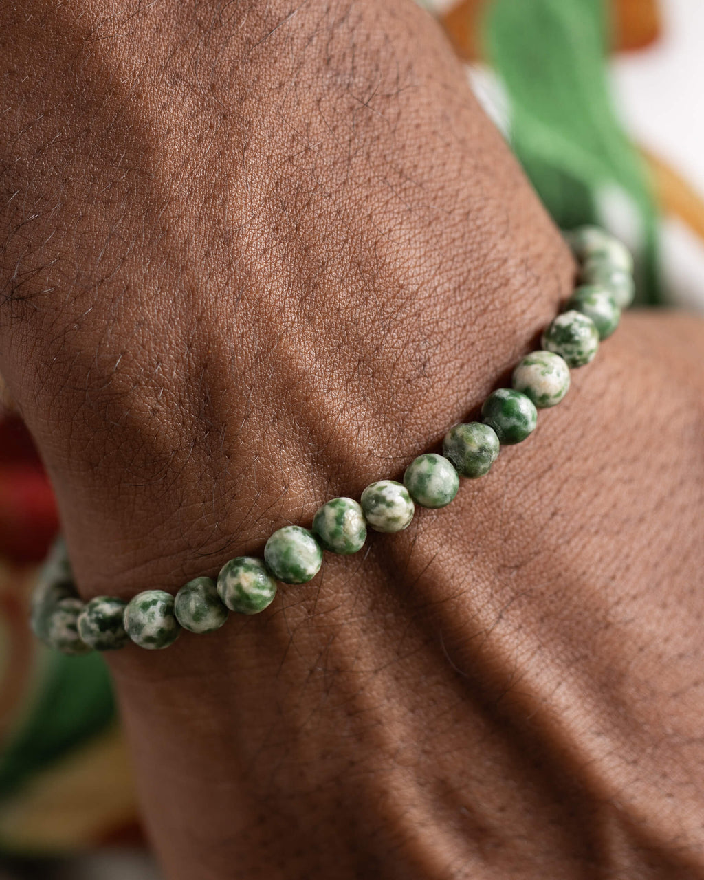 Pulsera de Ágata Árbol puesta en la muñeca, vista cercana de las cuentas