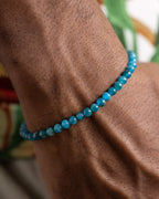Pulsera de Apatita Azul puesta en la muñeca, vista cercana de las cuentas