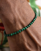 Pulsera de Malaquita puesta en la muñeca, detalle cercano de las cuentas verdes