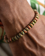 Pulsera de Jaspe Unakita puesta en la muñeca, vista cercana de las cuentas