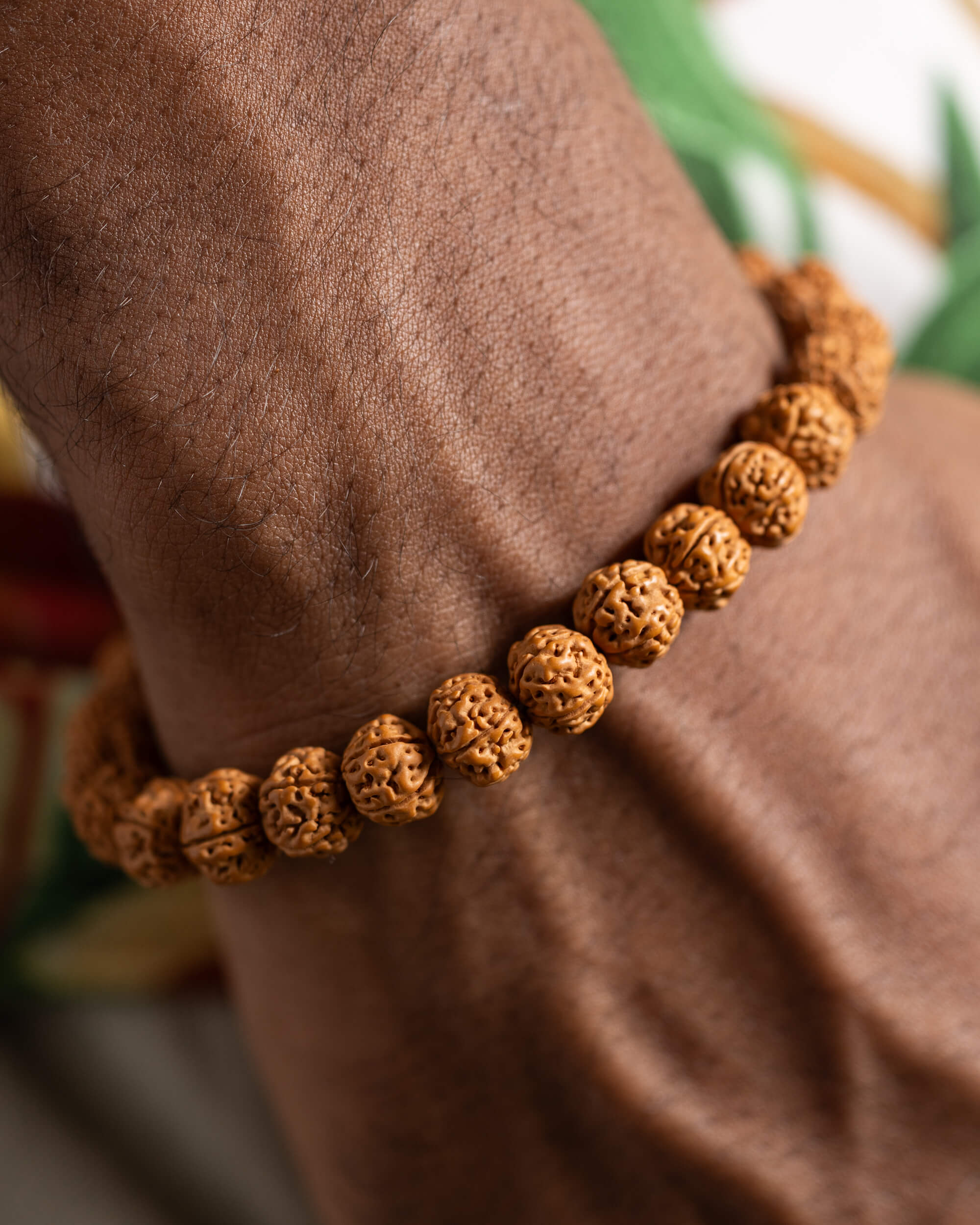 Pulsera de Semillas de Rudraksha puesta en la muñeca, detalle cercano de las semillas