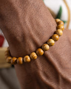 Pulsera de Jaspe Madera puesta, detalle cercano sobre la muñeca