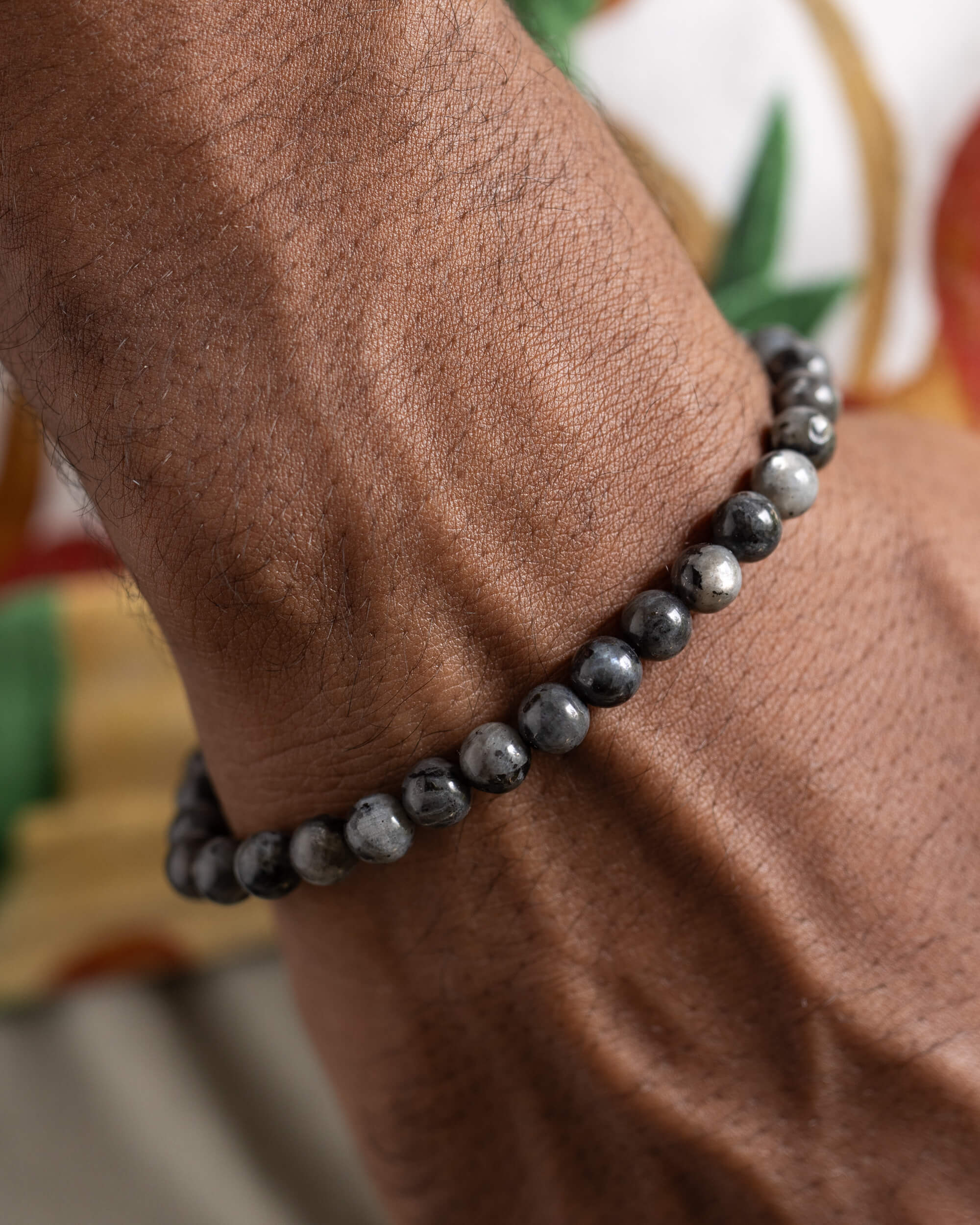 Pulsera de Larvikita puesta en la muñeca, vista cercana del brazo doblado