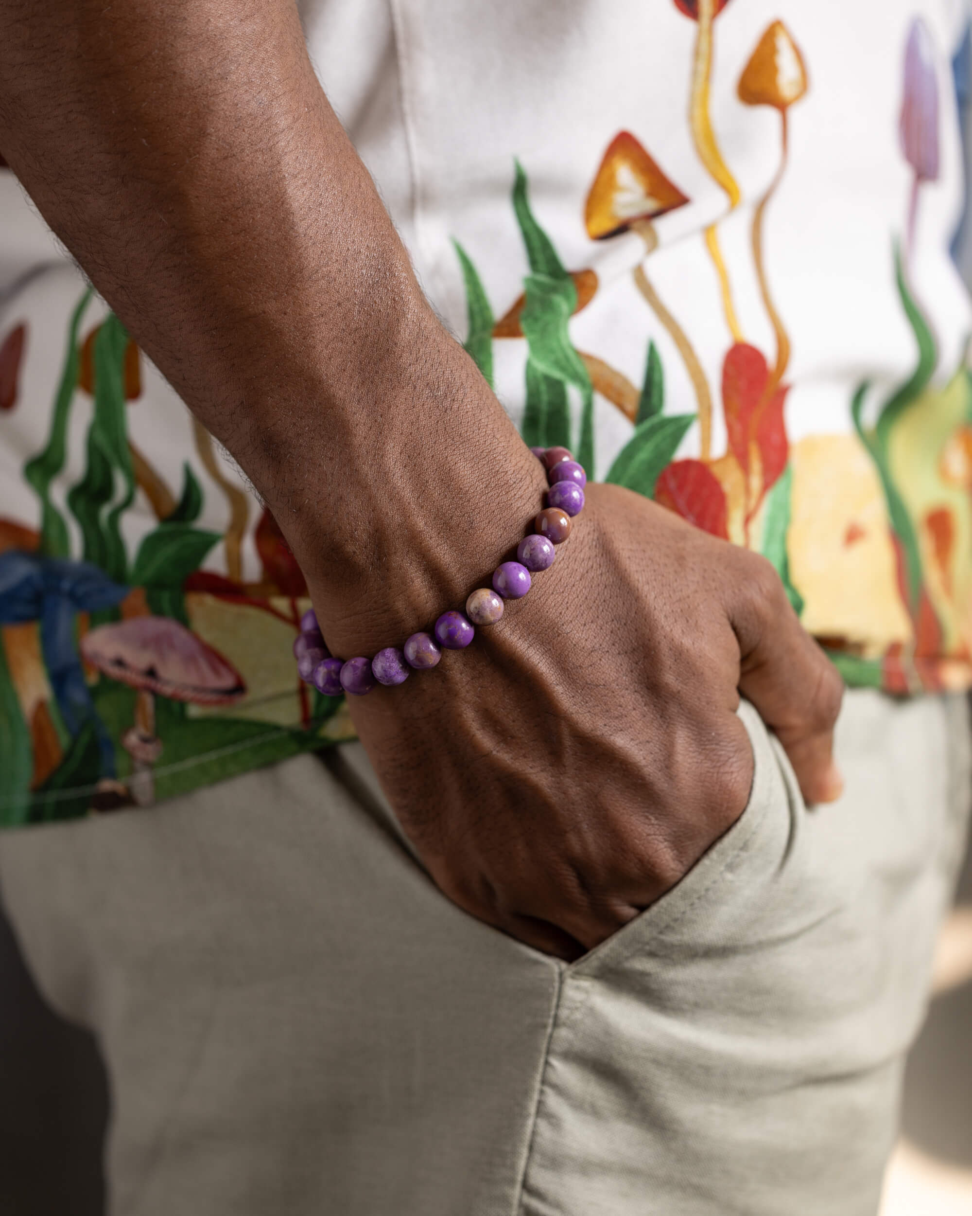 Pulsera de Fosfosiderita puesta en la muñeca, cayendo junto a la mano