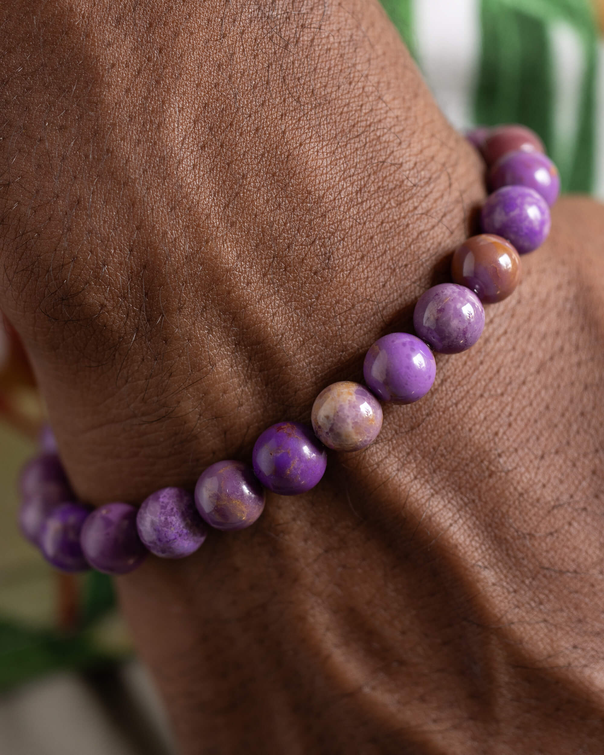 Pulsera de Fosfosiderita puesta en la muñeca, vista cercana de las cuentas