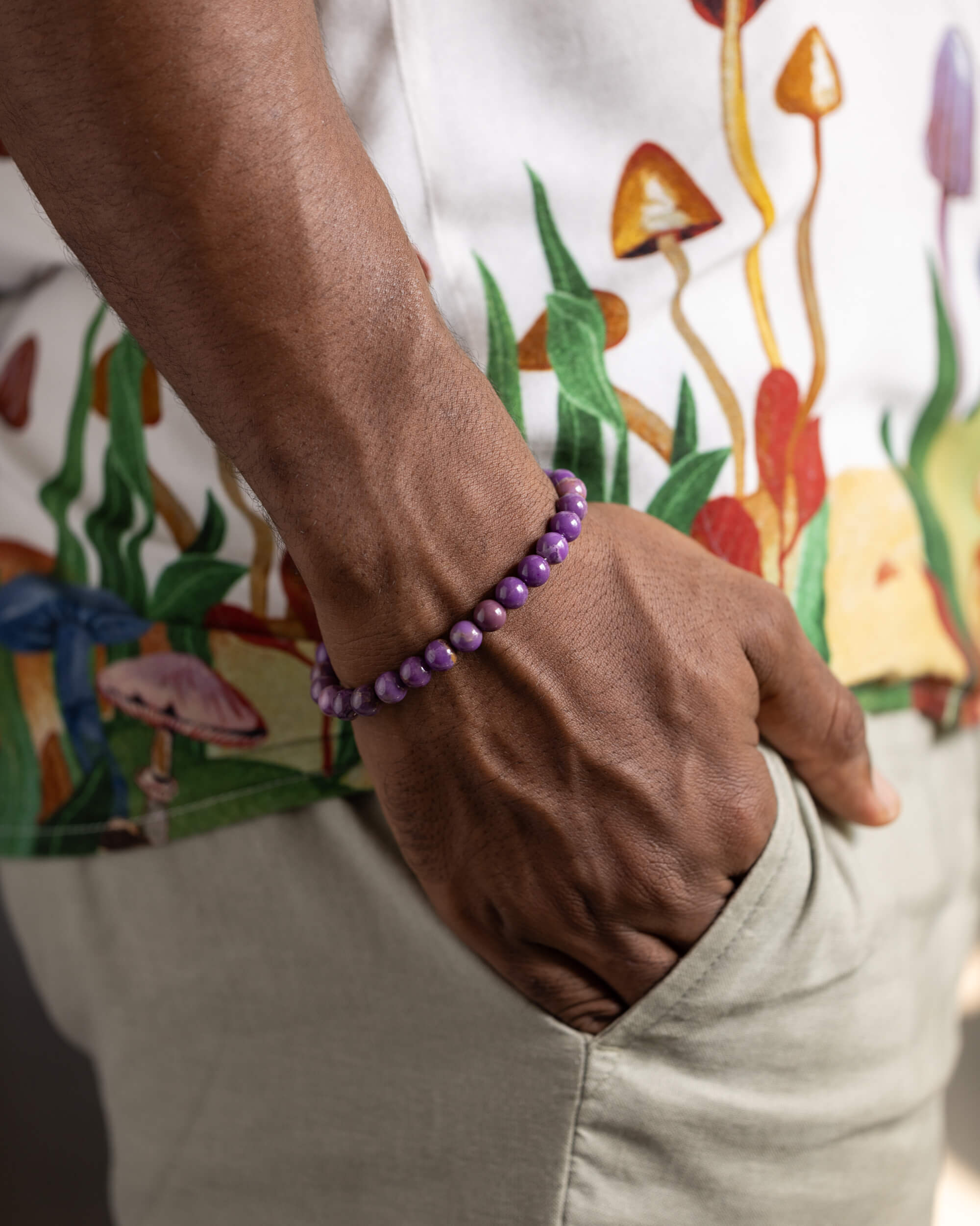Pulsera de Fosfosiderita puesta en la muñeca, mano dentro del bolsillo