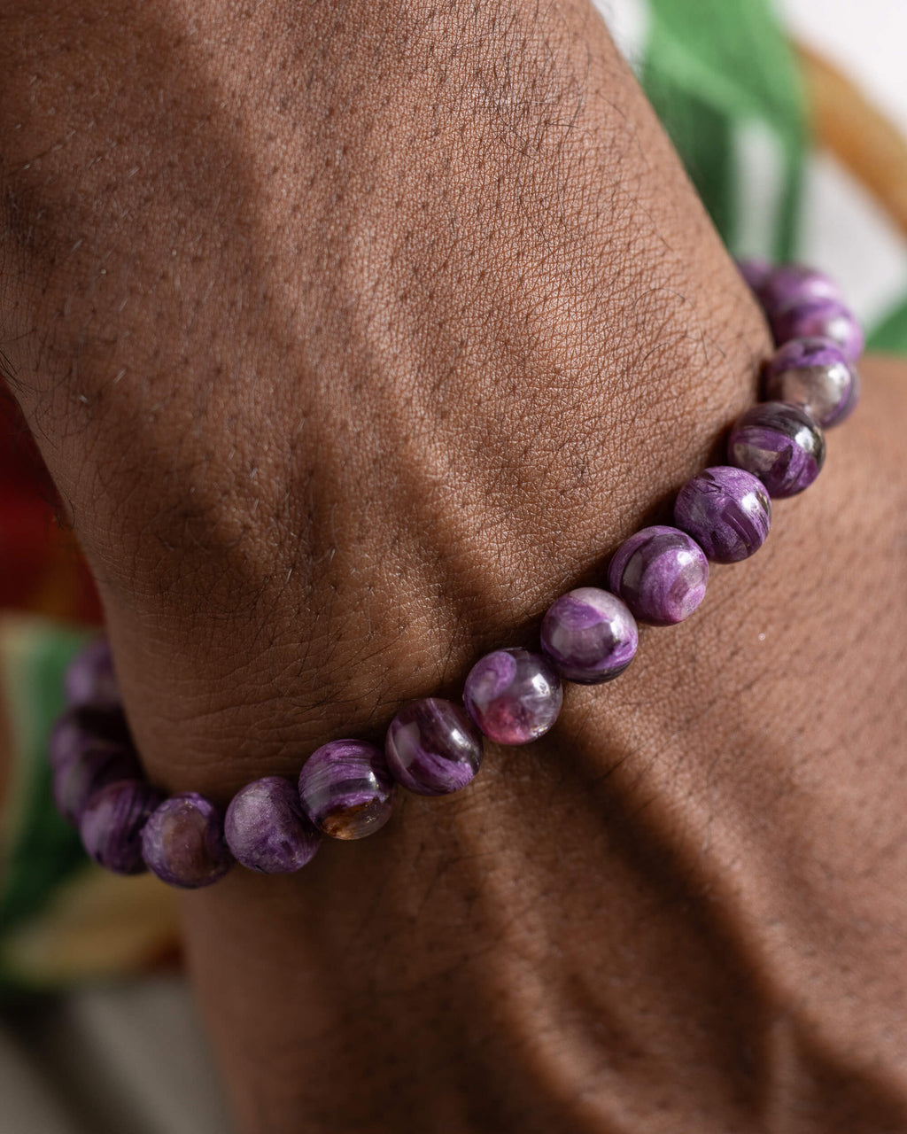 Pulsera de Lepidolita Violeta puesta, acercamiento a la muñeca en reposo