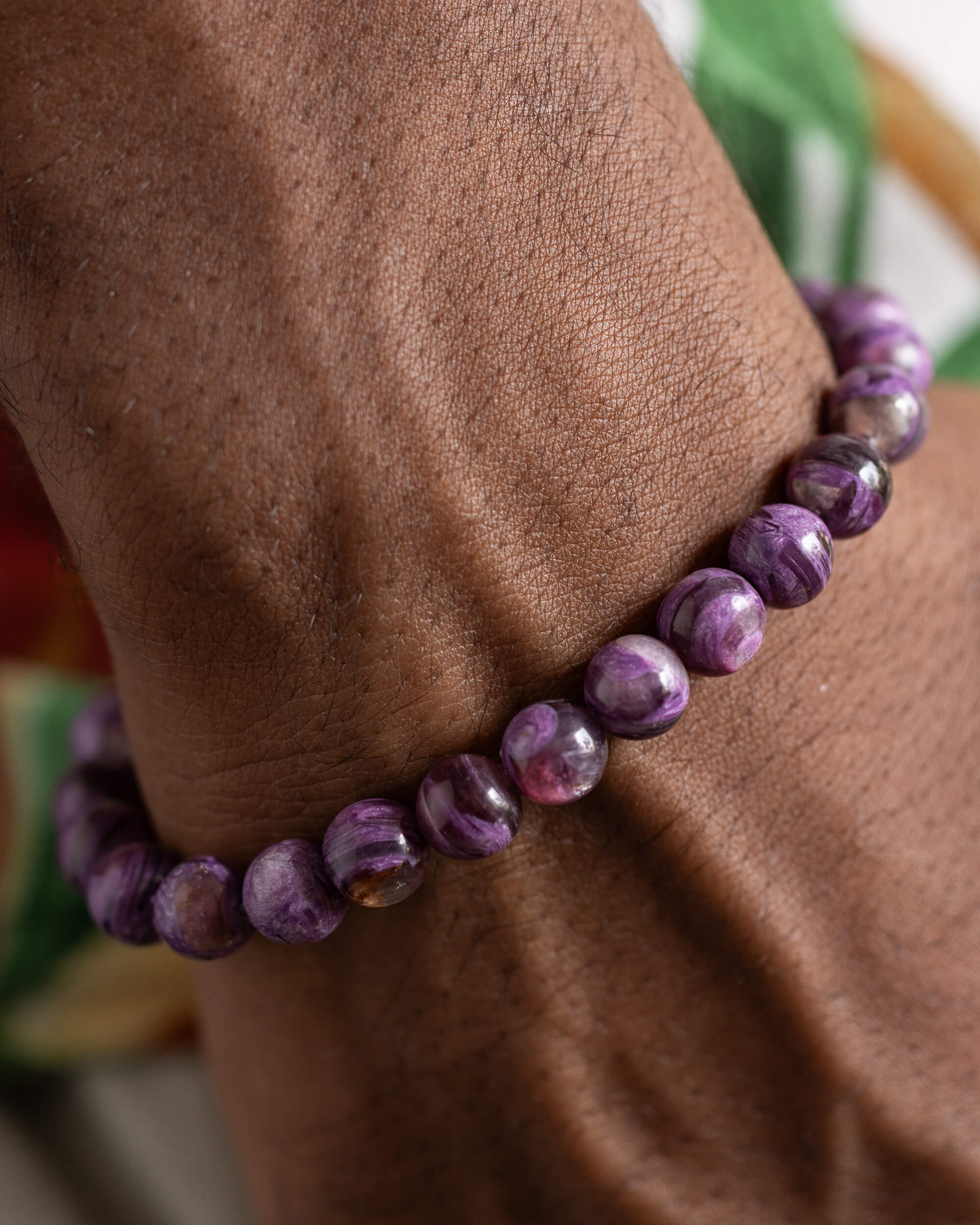 Pulsera de Lepidolita Violeta puesta, acercamiento a la muñeca en reposo