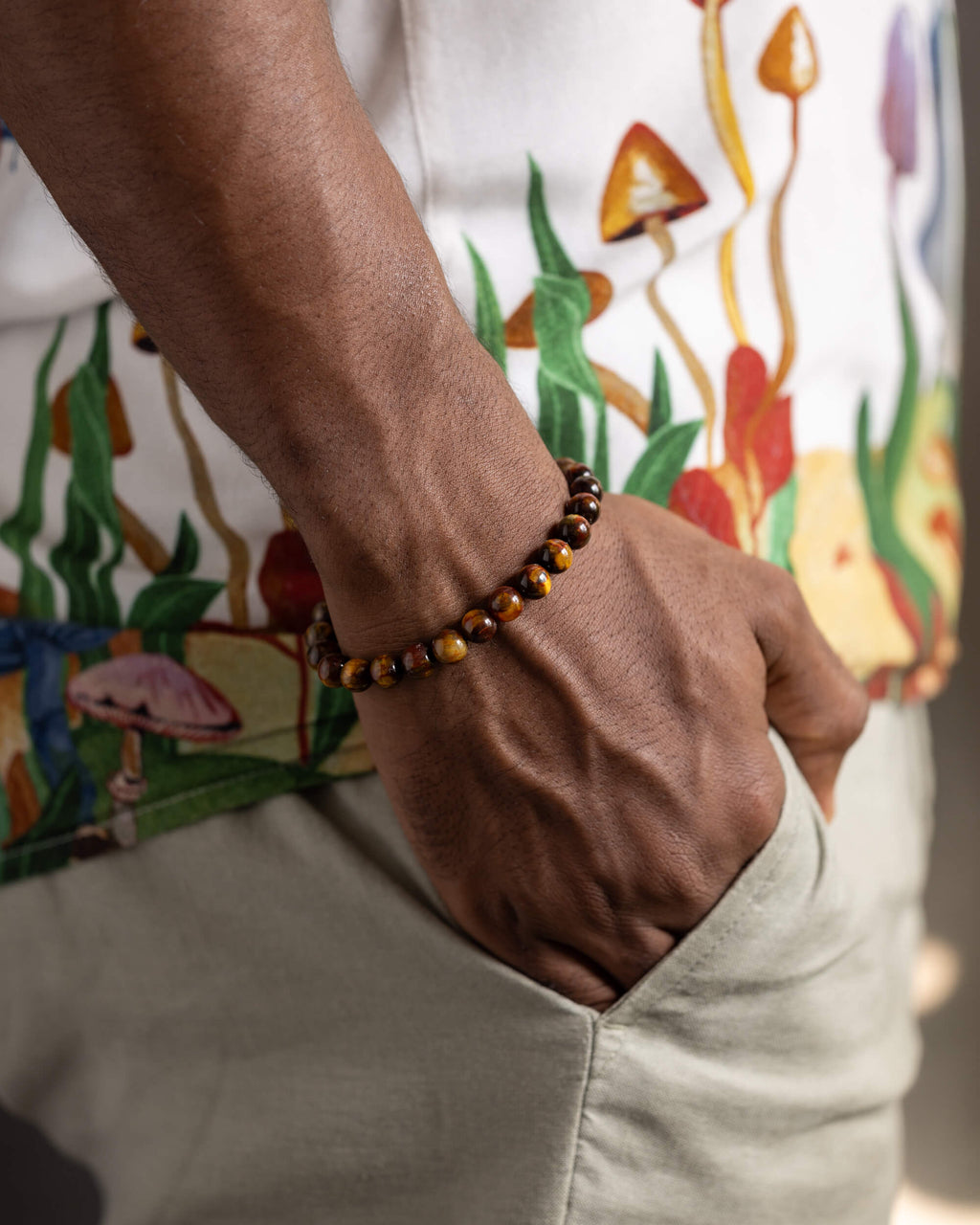 Pulsera de Pietersita puesta en la muñeca, mano en el bolsillo