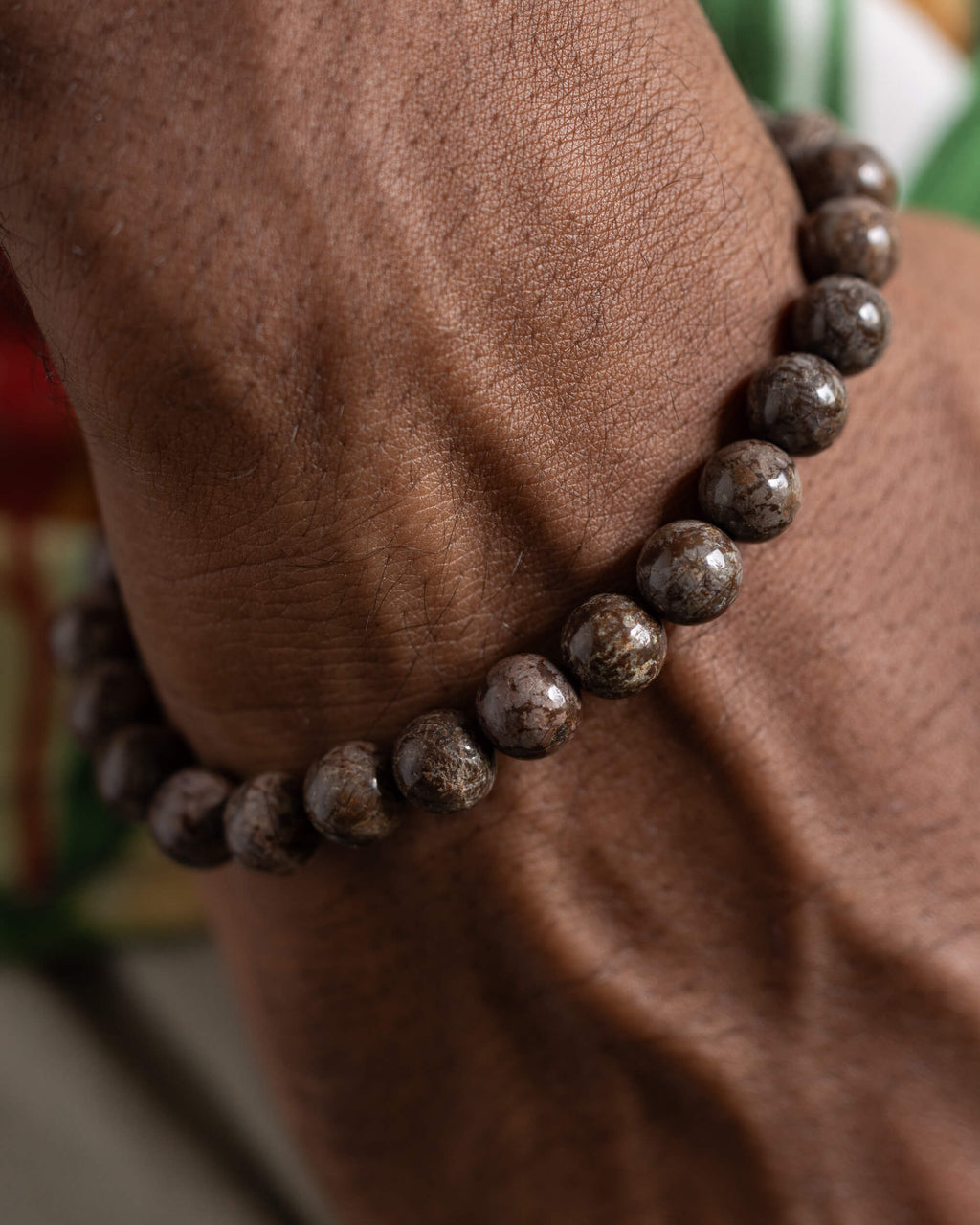 Pulsera de Obsidiana Copo de Nieve Café puesta, acercamiento al dorso de la mano