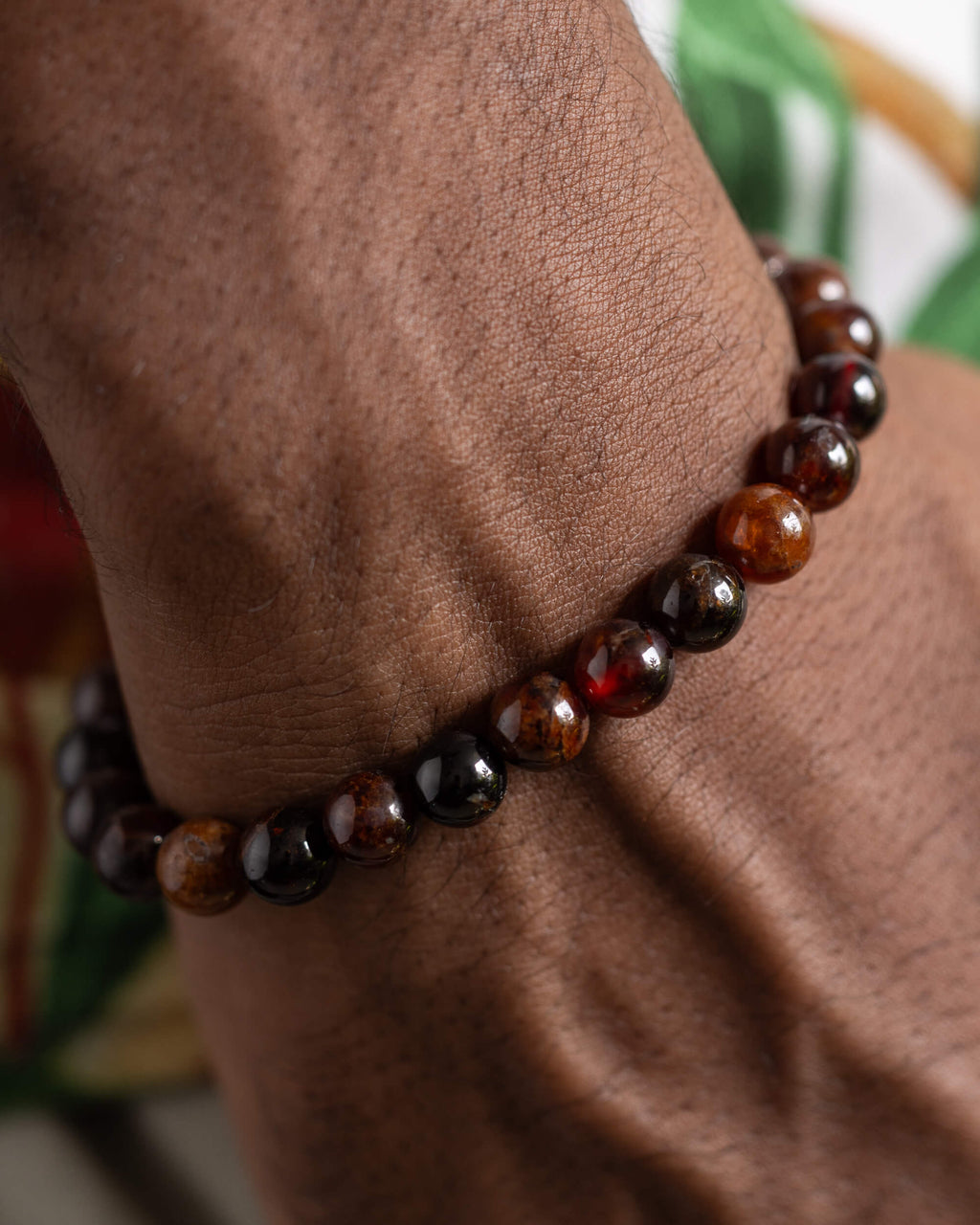Pulsera de Granate Espesartina puesta en la muñeca, vista cercana del brazo