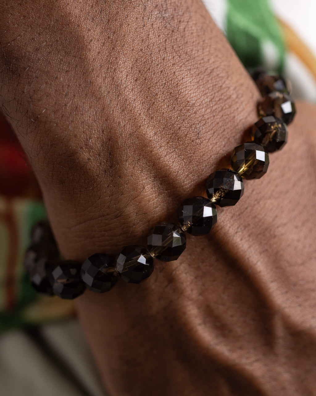 Pulsera de Cuarzo Ahumado facetado puesta, vista cercana en la muñeca