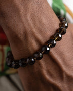 Pulsera de Cuarzo Ahumado facetado puesta, vista cercana en la muñeca