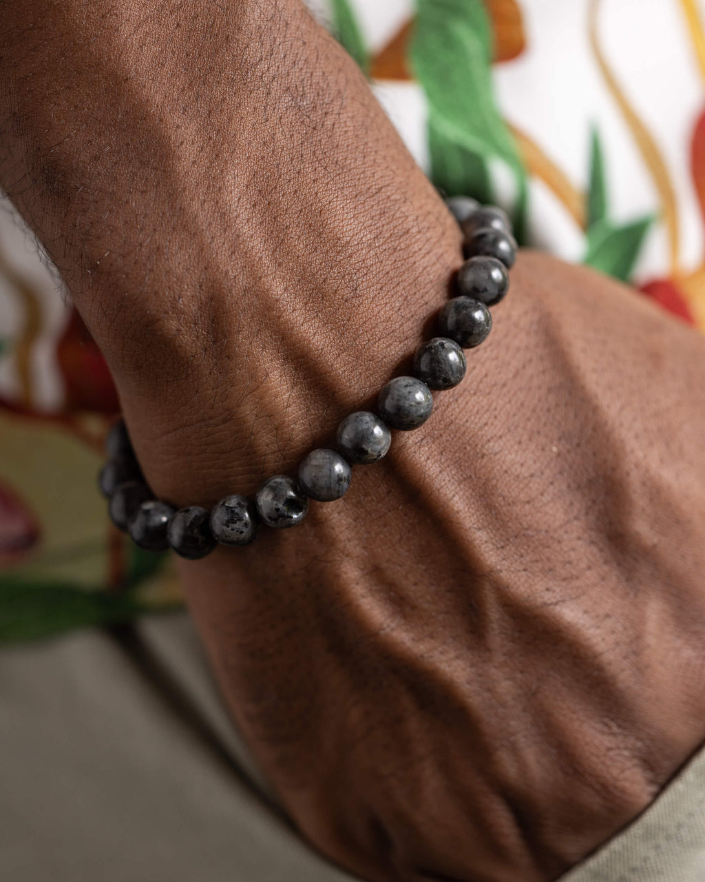 Pulsera de Larvikita puesta, acercamiento al dorso de la mano
