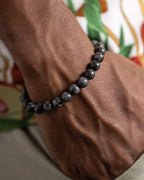 Pulsera de Larvikita puesta, acercamiento al dorso de la mano