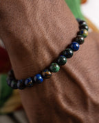 Pulsera de Crisocola puesta, acercamiento a las cuentas multicolor sobre la muñeca