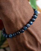 Pulsera de Cianita Azul puesta en la muñeca, vista de cerca sobre piel