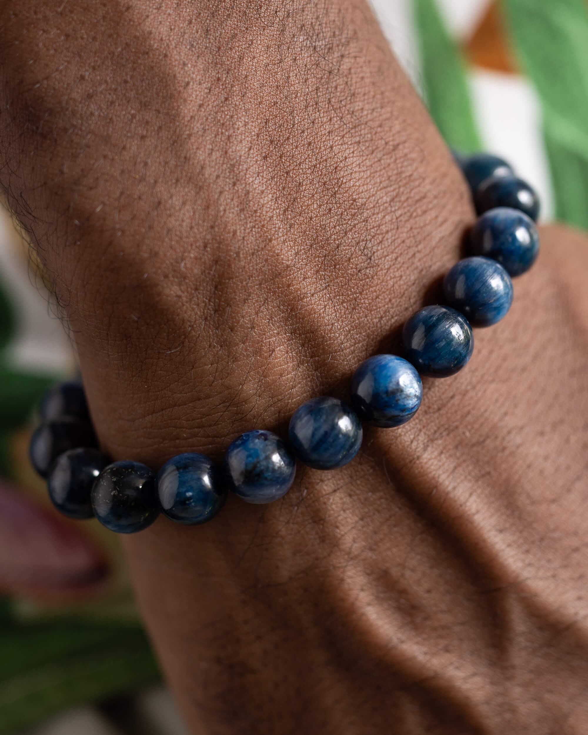 Pulsera de Cianita Azul puesta, acercamiento a las cuentas sobre la muñeca
