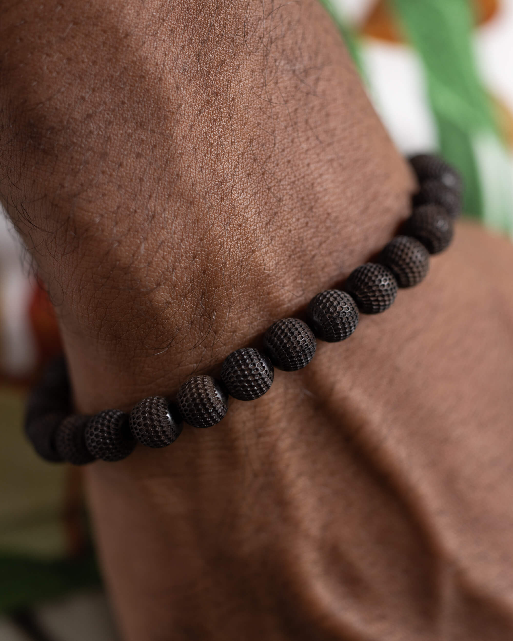 Pulsera de Madera de Ebano tallada con hexagonos puesta, vista cercana en la muñeca