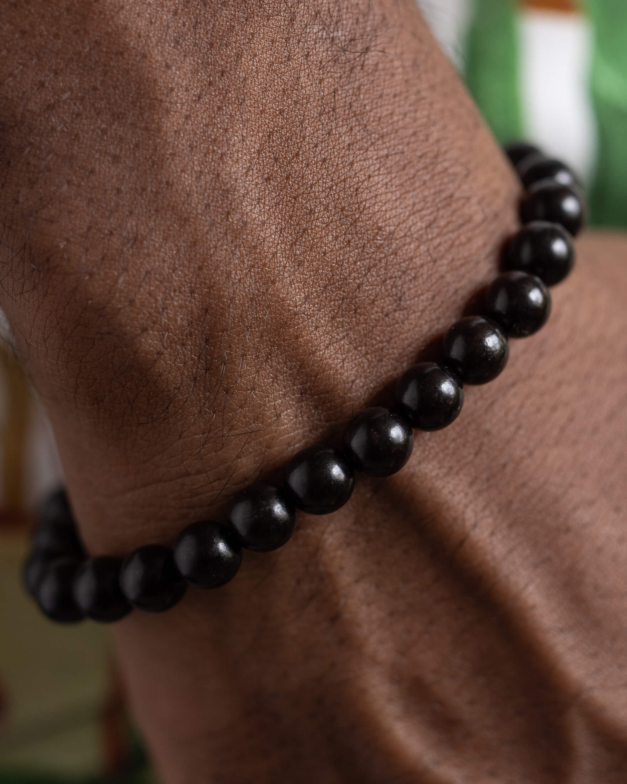 Pulsera de Madera de Ebano puesta, vista cercana de las cuentas en la muñeca