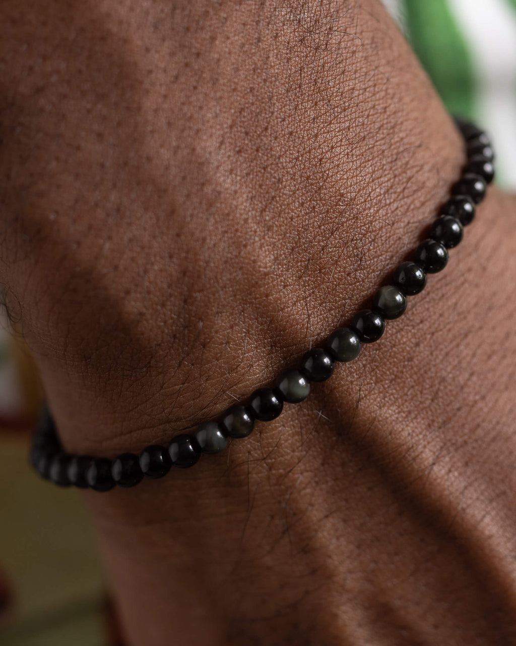 Pulsera de Obsidiana Negra puesta, acercamiento a la muñeca