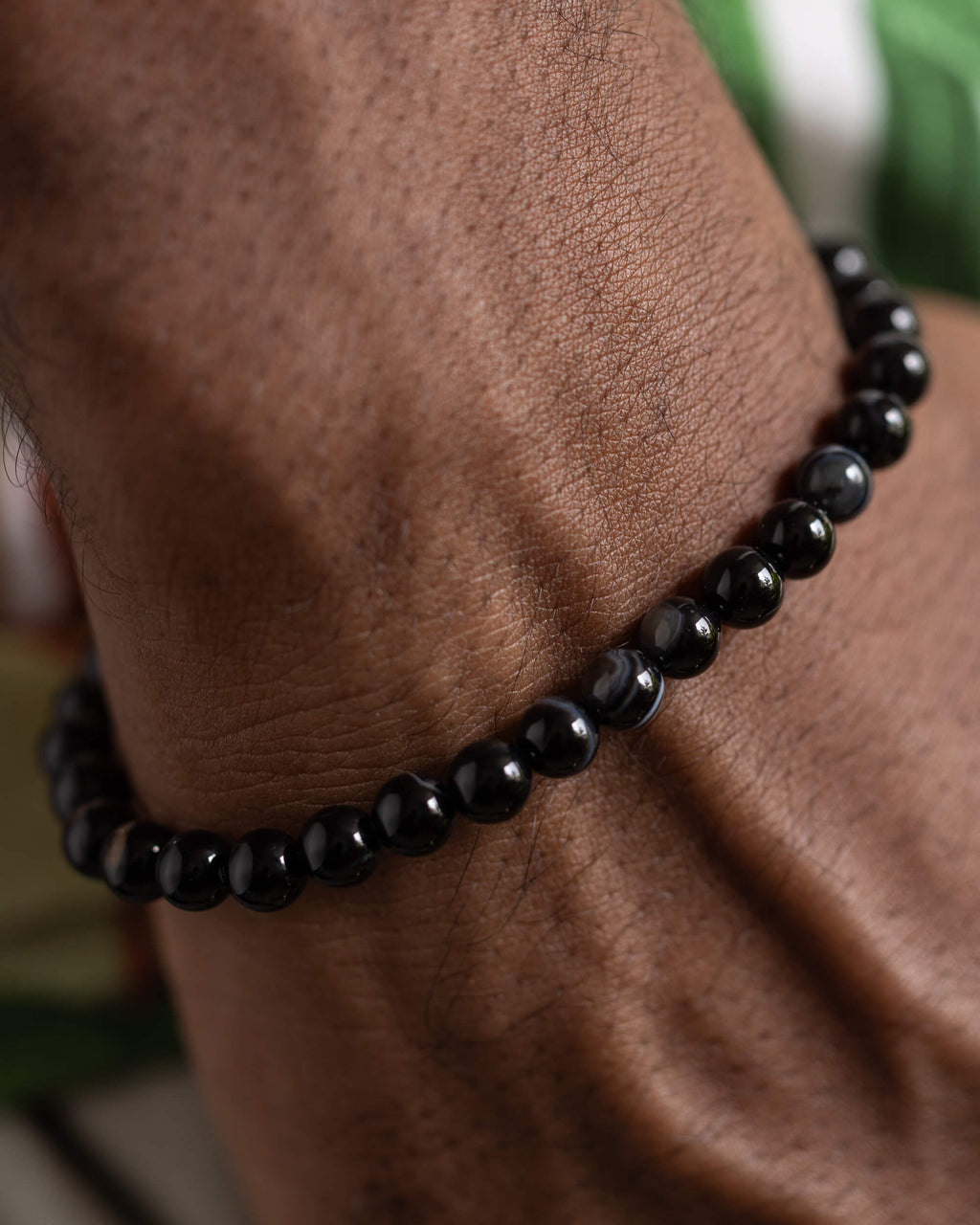 Pulsera de Ágata Negra puesta, acercamiento a las cuentas sobre la muñeca