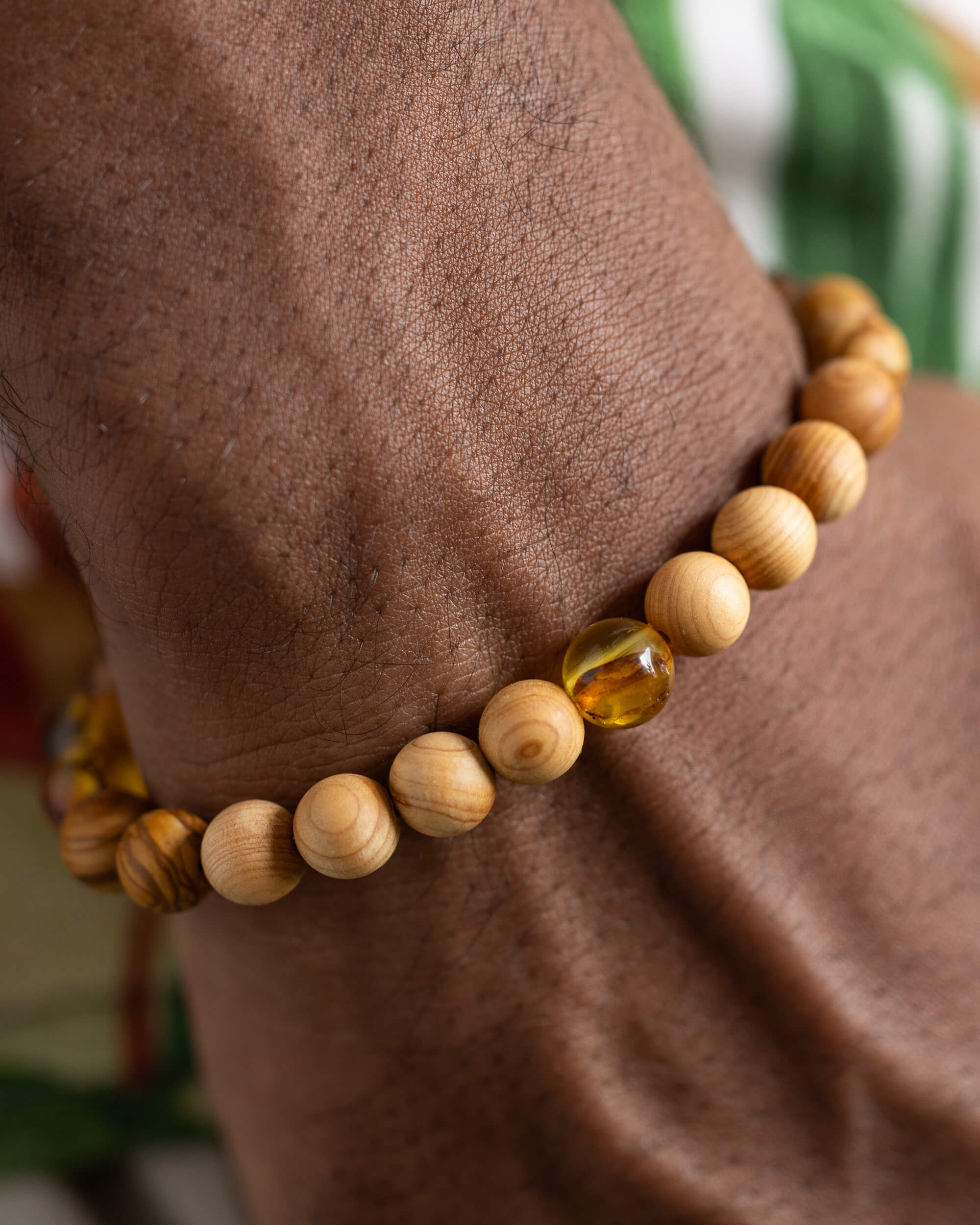 Pulsera de Madera de Sándalo y Ámbar puesta en la muñeca, otro ángulo