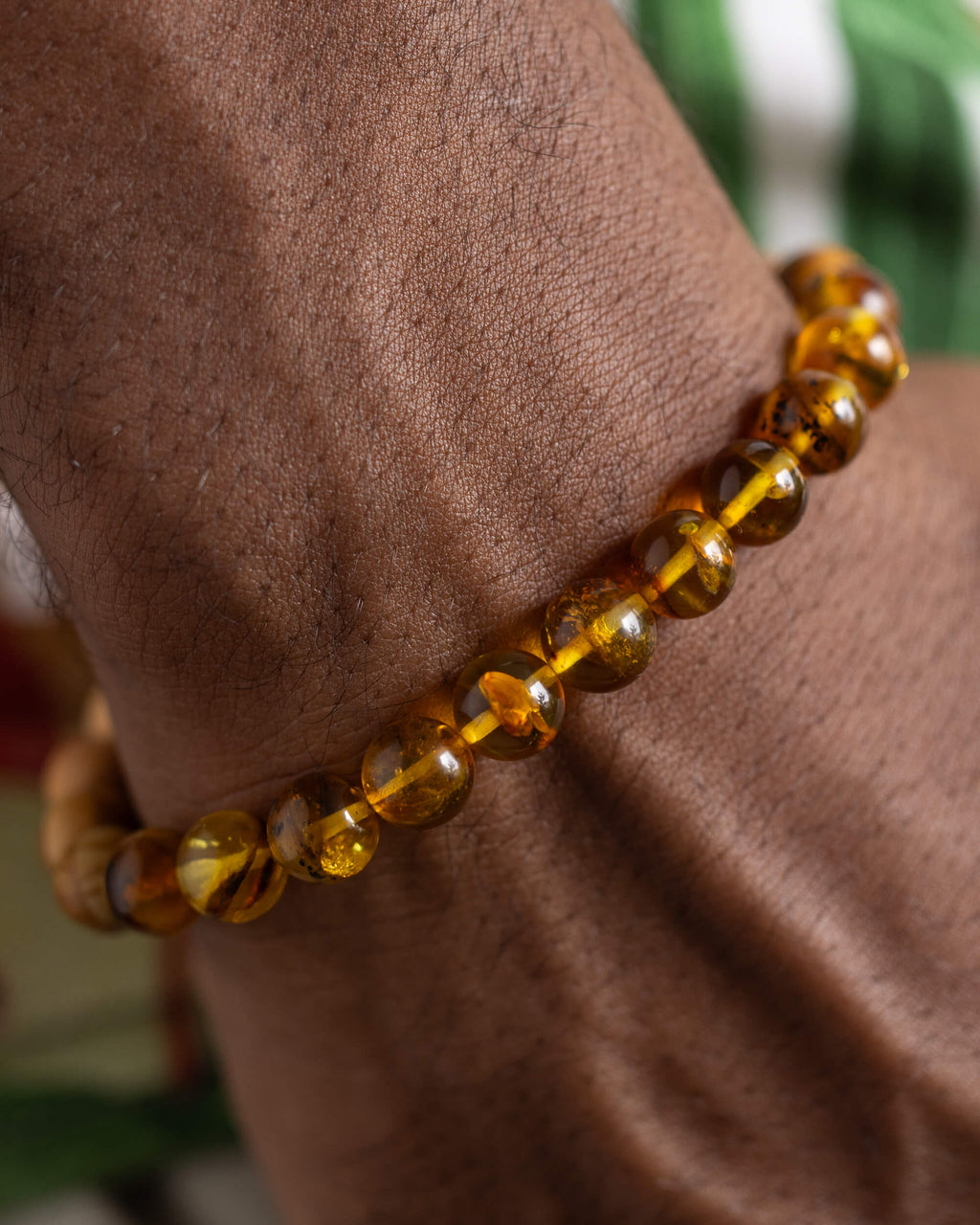 Pulsera de Madera de Sándalo y Ámbar puesta en la muñeca, primer plano