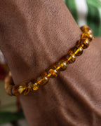 Pulsera de Madera de Sándalo y Ámbar puesta en la muñeca, primer plano