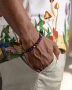 Pulsera Apolo puesta en la muñeca, con cuentas de Amatista y Ámbar