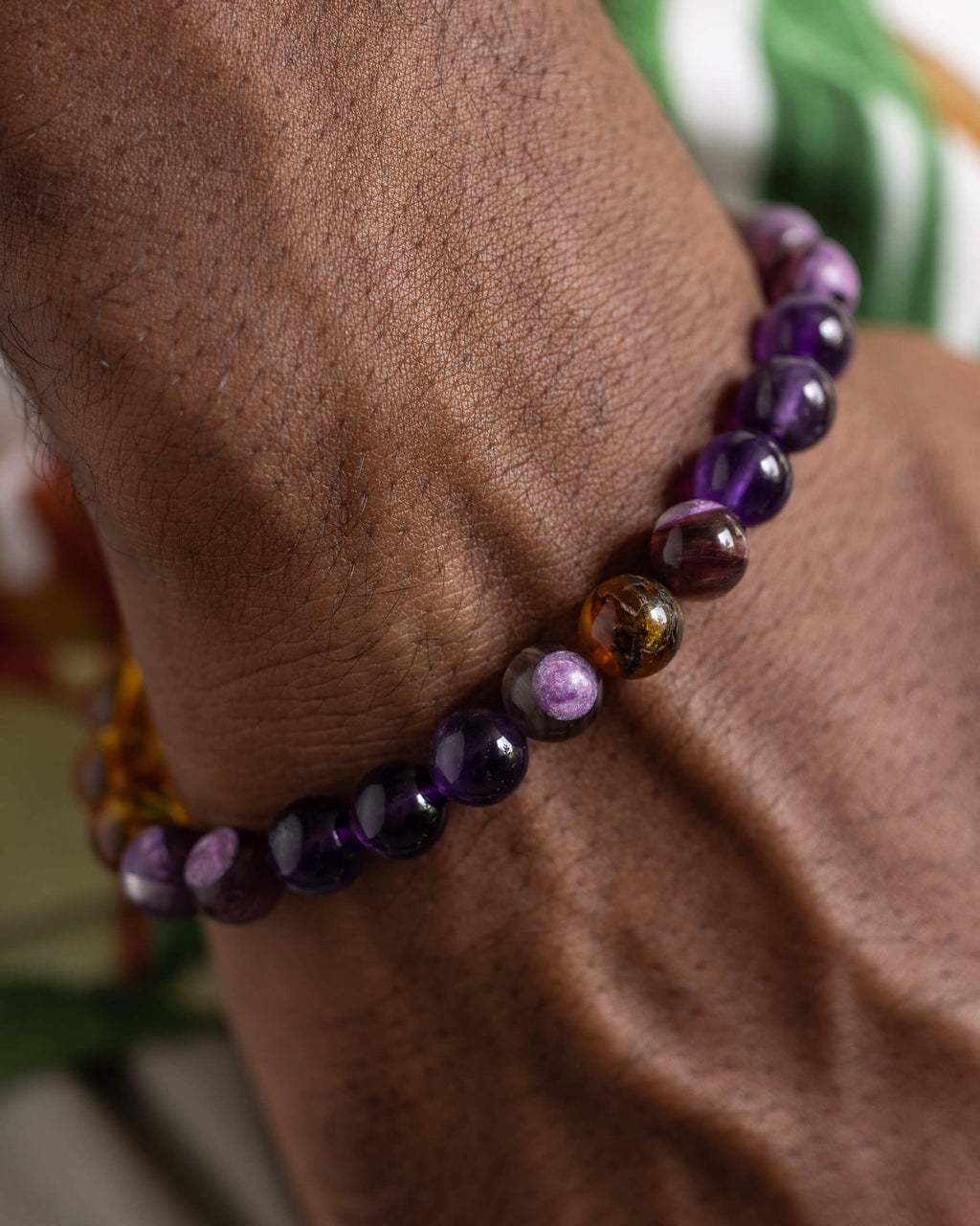 Pulsera Apolo puesta en la muñeca, detalle cercano de Amatista y Lepidolita