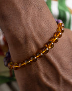 Pulsera Apolo puesta en la muñeca, cuentas de Ámbar en primer plano