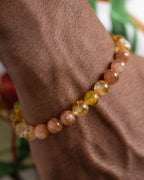 Pulsera Sol Invictus puesta en la muñeca, cuentas de Citrino y Piedra Sol visibles