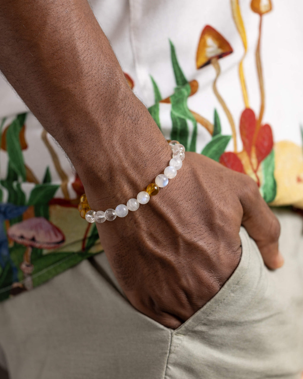 Pulsera Arinna puesta en la muñeca, con cuentas de Piedra Luna, Cuarzo y Ámbar