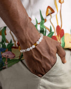 Pulsera Arinna puesta en la muñeca, con cuentas de Piedra Luna, Cuarzo y Ámbar