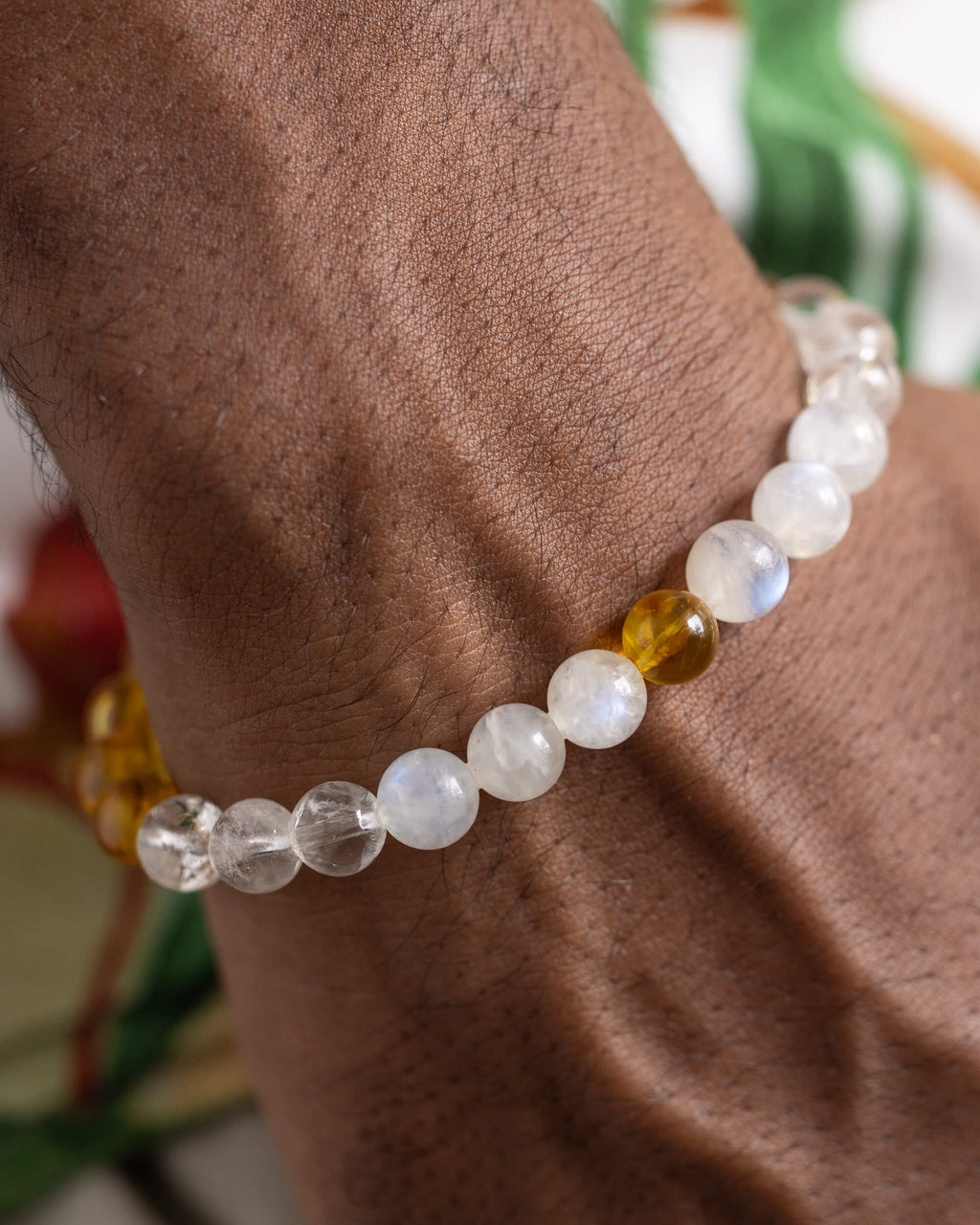 Pulsera Arinna puesta sobre la muñeca, detalle cercano de las cuentas de Piedra Luna