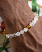 Pulsera Arinna puesta sobre la muñeca, detalle cercano de las cuentas de Piedra Luna