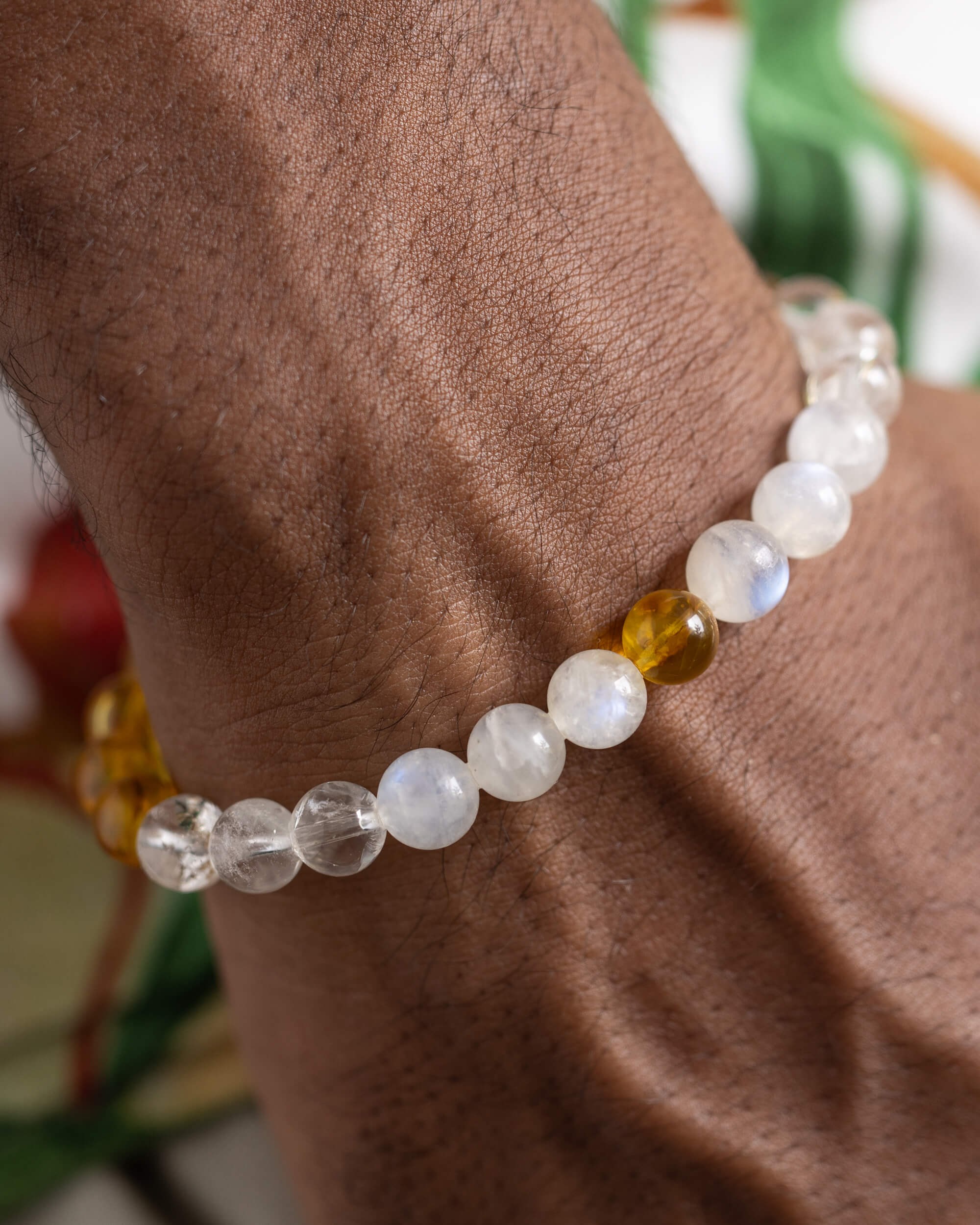 Pulsera Arinna puesta sobre la muñeca, detalle cercano de las cuentas de Piedra Luna