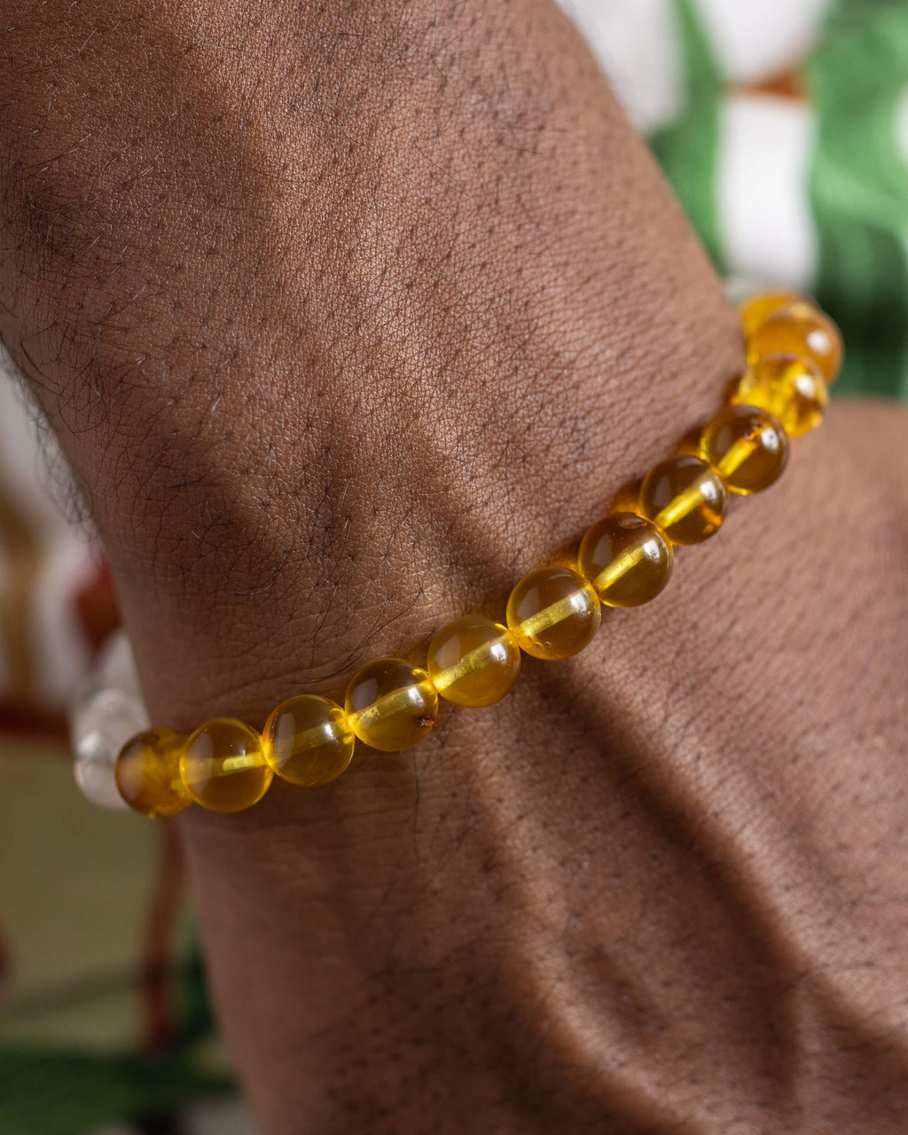 Pulsera Arinna puesta en la muñeca, cuentas de Ámbar visibles de cerca
