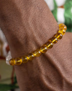 Pulsera Arinna puesta en la muñeca, cuentas de Ámbar visibles de cerca