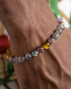 Pulsera Mithra puesta en la muñeca, cuentas de Labradorita y Amatista Fantasma visibles