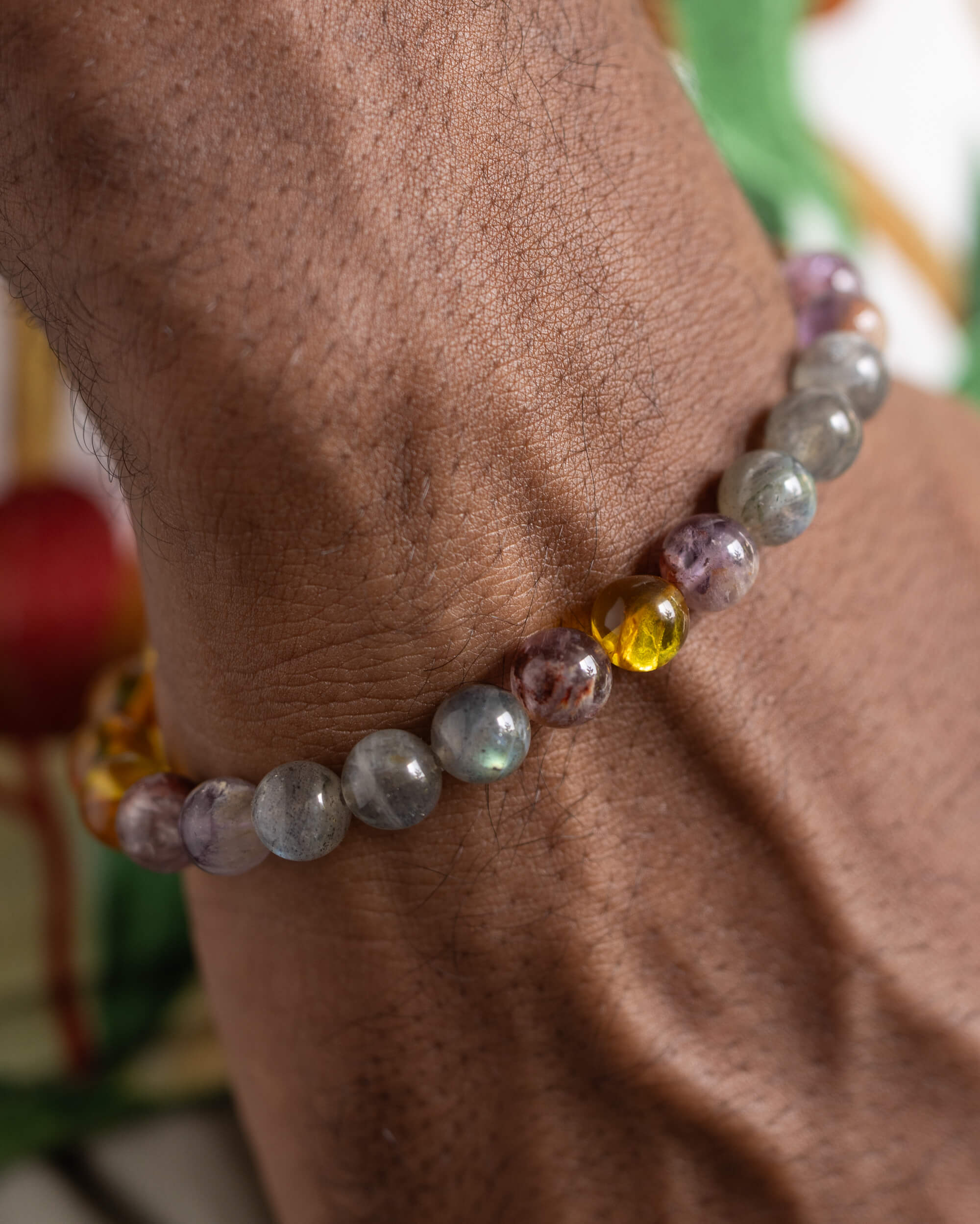 Pulsera Mithra puesta en la muñeca, cuentas de Labradorita y Amatista Fantasma visibles