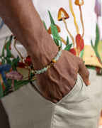 Pulsera Surya puesta en la muñeca, con cuentas de Fluorita, Prehnita y Ámbar