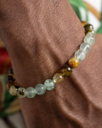 Pulsera Surya puesta en la muñeca, detalle cercano de Fluorita y Ámbar