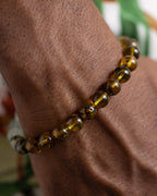 Pulsera Surya puesta en la muñeca, cuentas de Ámbar en primer plano