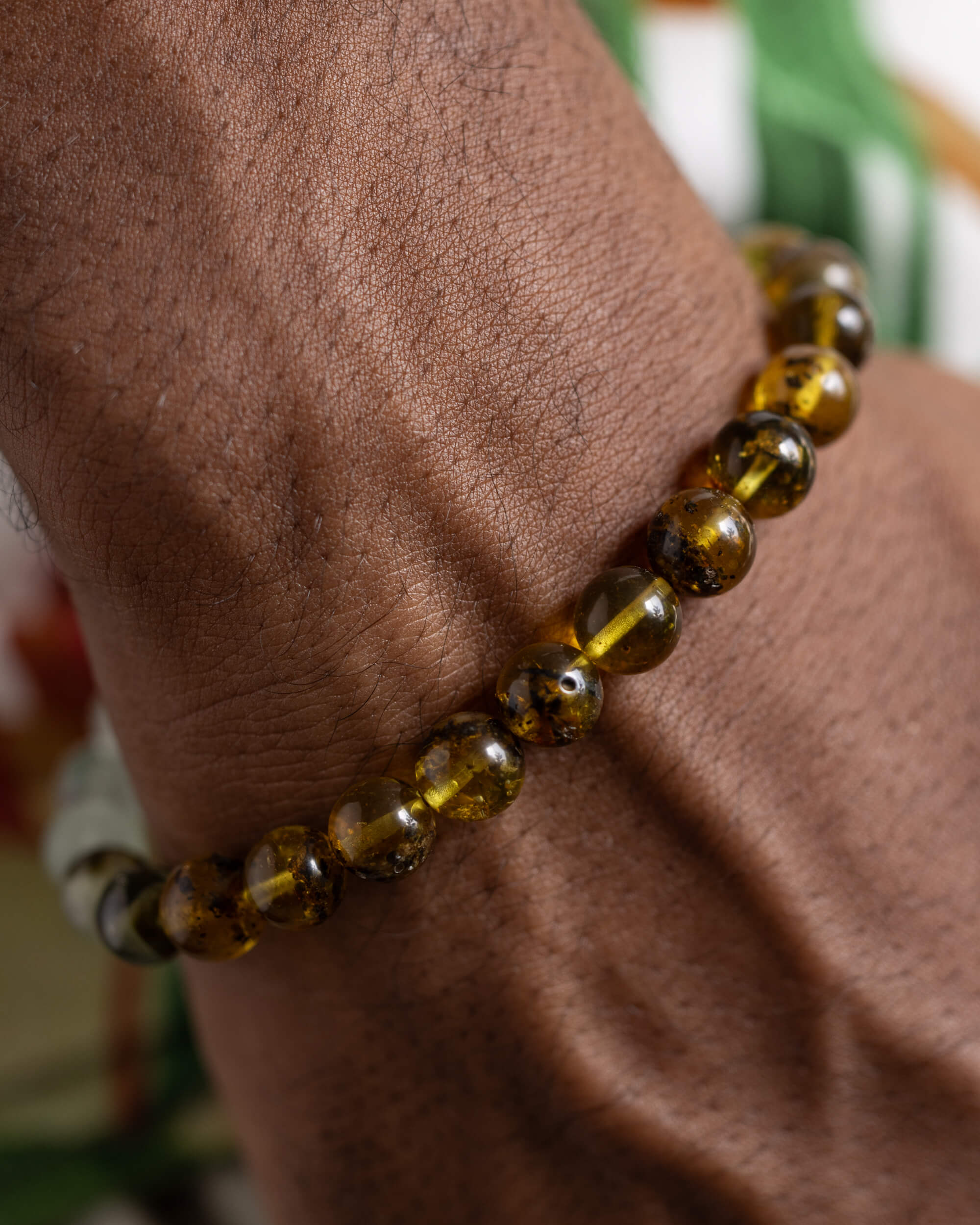Pulsera Surya puesta en la muñeca, cuentas de Ámbar en primer plano
