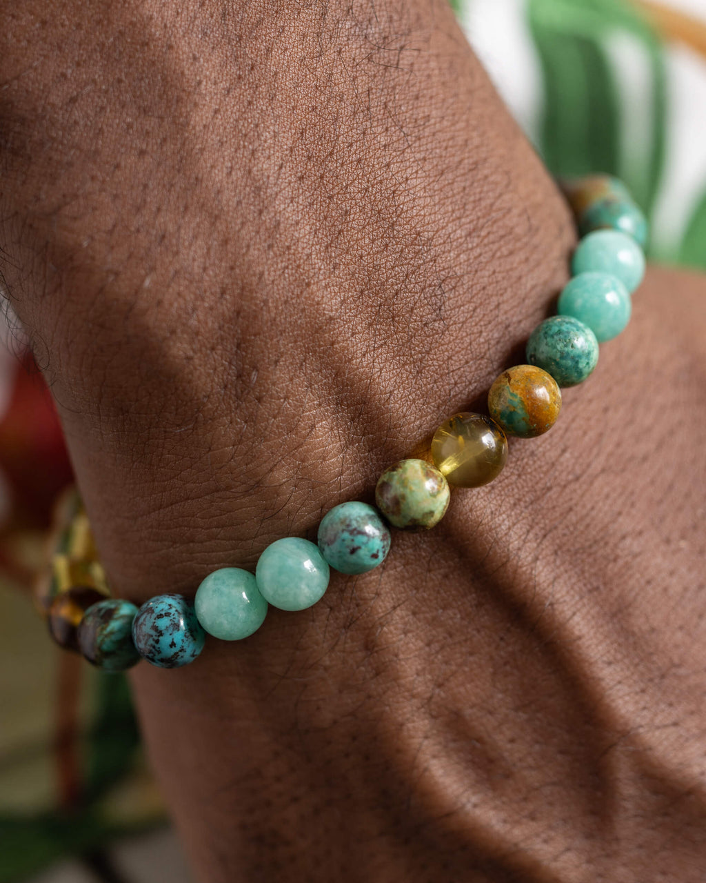 Pulsera Huitzilopochtli puesta en la muñeca, detalle cercano de Turquesa y Amazonita