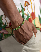 Pulsera Usil puesta en la muñeca, mano en el bolsillo de un pantalón claro