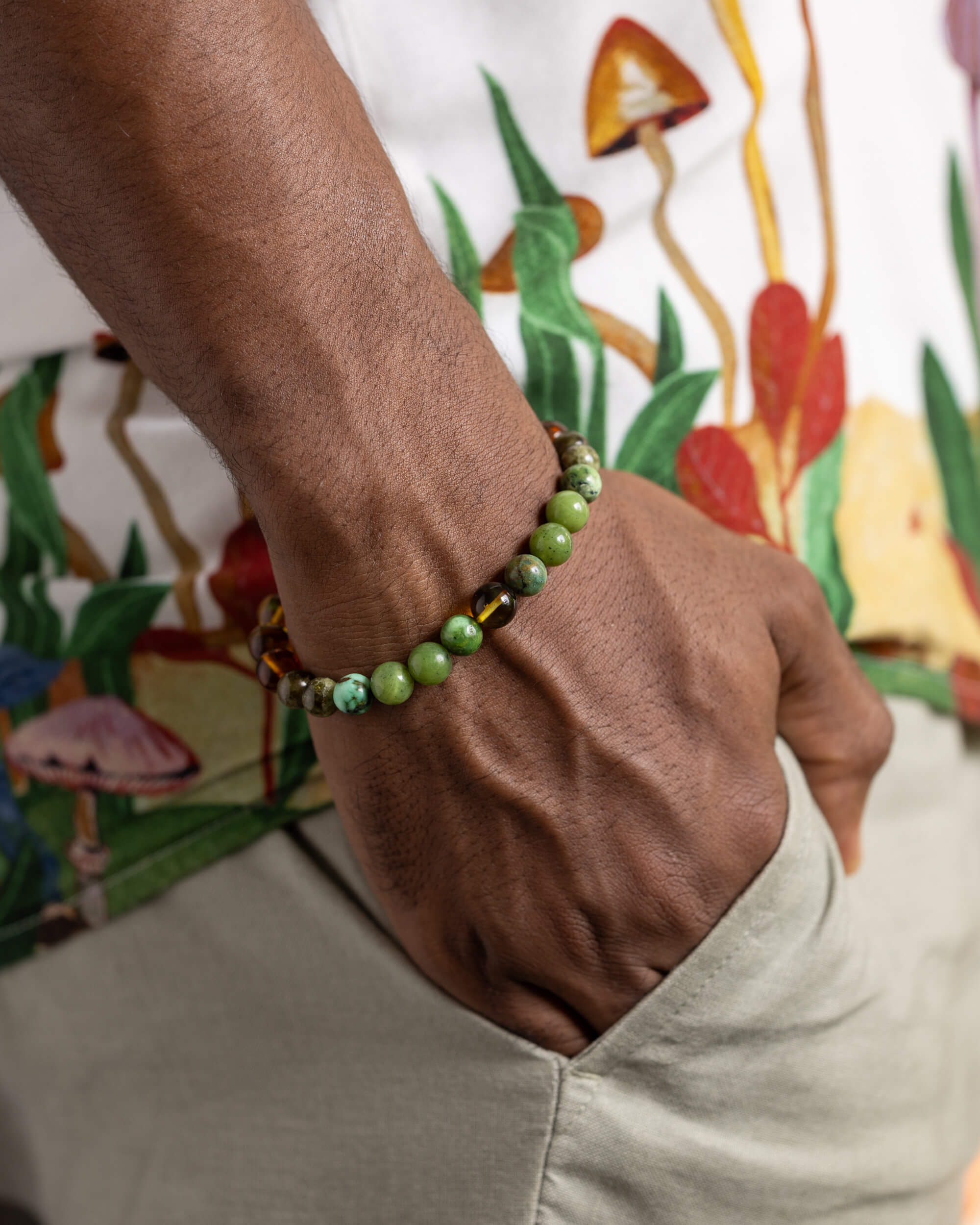 Pulsera Usil puesta en la muñeca, mano en el bolsillo de un pantalón claro