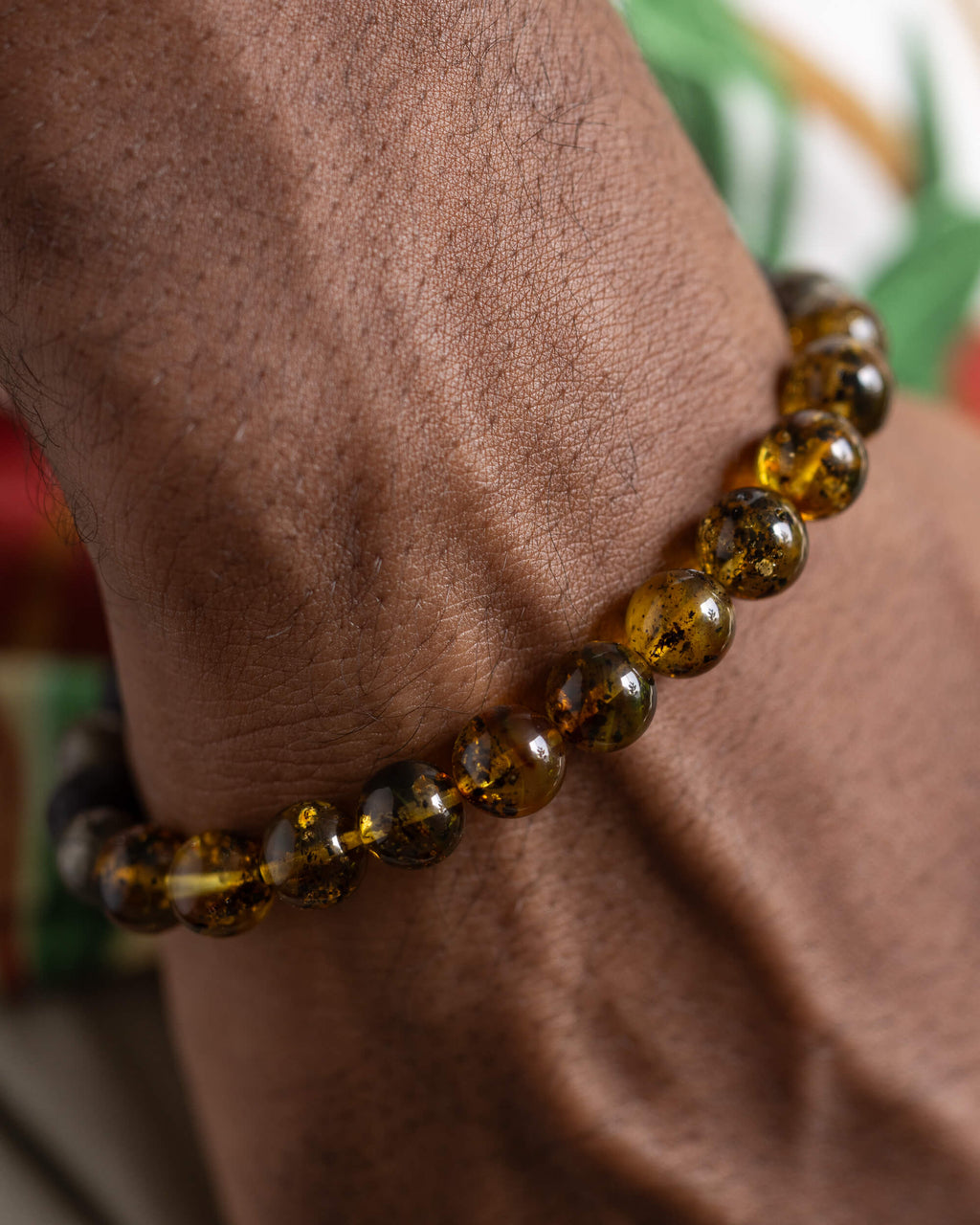 Pulsera Malakbel puesta en la muñeca, cuentas de Ámbar en primer plano